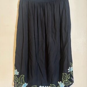 Chic Black Midi Skirt with Floral Embroidery